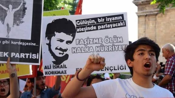 1972’de Ulucanlar Cezaevinin avlusunda, yağlı urganın ucunda uzunca boylu biri sallanıyor, tüm dünyanın gözlerinden uzakta... Adı Deniz...

Kırk üç yıl sonra yine Ankara’da Gar Meydanı'nın orta yerinde uzunca boylu biri yatıyor, tüm dünyanın gözleri önünde... Adı Deniz...