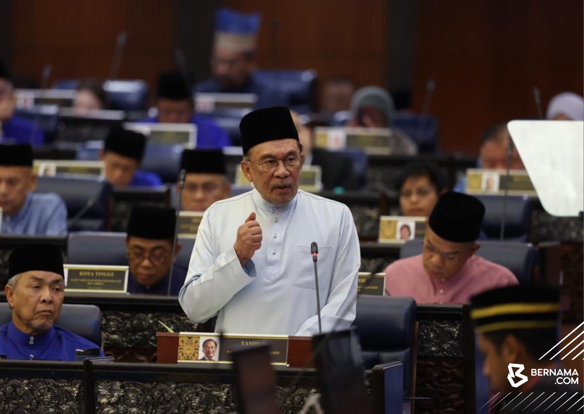 bernamadotcom's tweet photo. 📌 Kerajaan umum Belanjawan 2026 berjumlah RM419.2 bilion (RM421 bilion dalam Belanjawan 2025), terdiri daripada perbelanjaan mengurus RM338.2 bilion dan perbelanjaan pembangunan RM81 bilion – PM Anwar

📌 Jumlah kutipan hasil dianggarkan lebih tinggi kepada RM343.1 bilion pada 2026 berbanding RM334.1 bilion pada 2025 – PM Anwar

📌 Belanjawan kali ini menandakan lembaran pertama RMK13, tidak sekadar berfungsi sebagai perencanaan kewangan tahunan, tetapi kompas sejarah untuk era mendatang. - PM

📌 Defisit fiskal keseluruhan diunjur mengecil kepada 3.5 peratus daripada KDNK pada 2026 berbanding 3.8 peratus pada 2025 – PM Anwar

📌 Inflasi keseluruhan diunjur antara 1.3 peratus dan dua peratus pada 2026, mencerminkan persekitaran pertumbuhan harga yang stabil dan terkawal - PM Anwar

📌 Belanjawan 2026: Di bawah MADANI, badan-badan penguatkuasa berjaya peroleh hasil rampasan, kutipan penalti hampir RM 15.5 billion. - PM

#BernamaNews 
#Belanjawan2026 
#BelanjawanBernama
@anwaribrahim