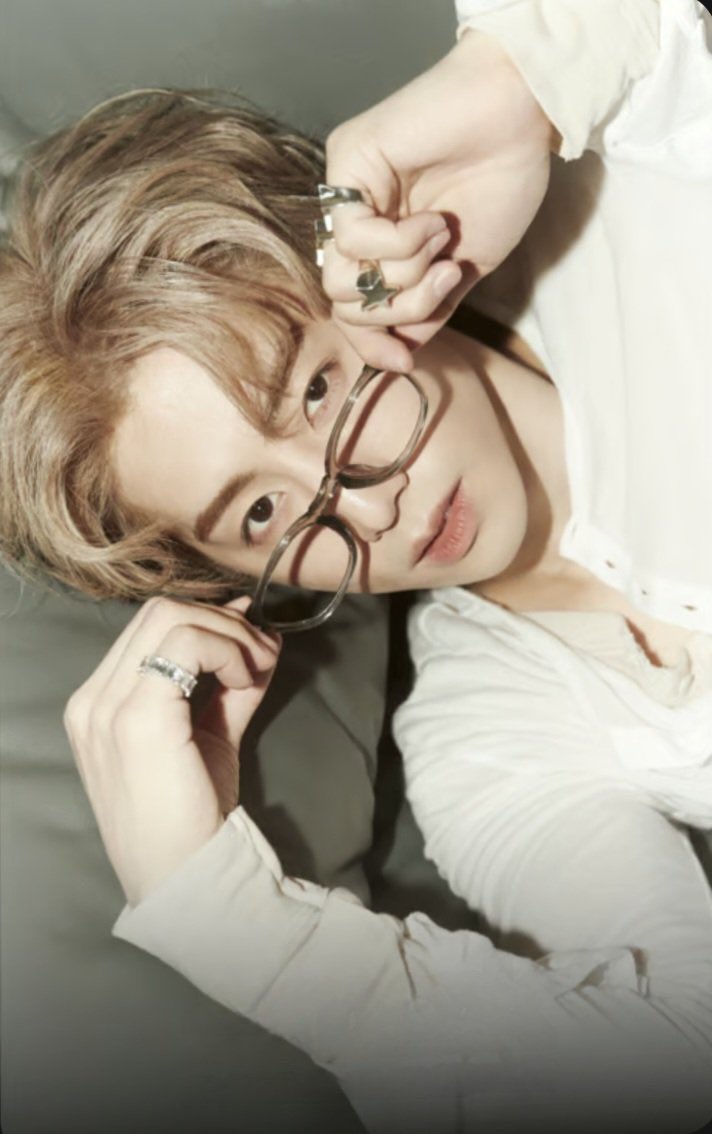 cholymarkk's tweet photo. ใครสร้างแว่นขึ้นมาคะ ยื่นเท้ามานี่ทีจะกราบ ㅠㅠ 

#marktuan https://t.co/1MvBCqGi7U
