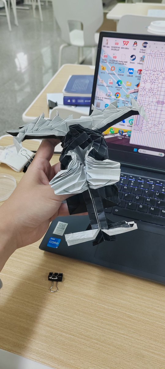 junxingliu75488's tweet photo. @hachiken_folder 折り方の基本形は完成したのですが、窓の部分をどのように折ればいいかお聞きしたいです。 https://t.co/MAfqhXWTMn