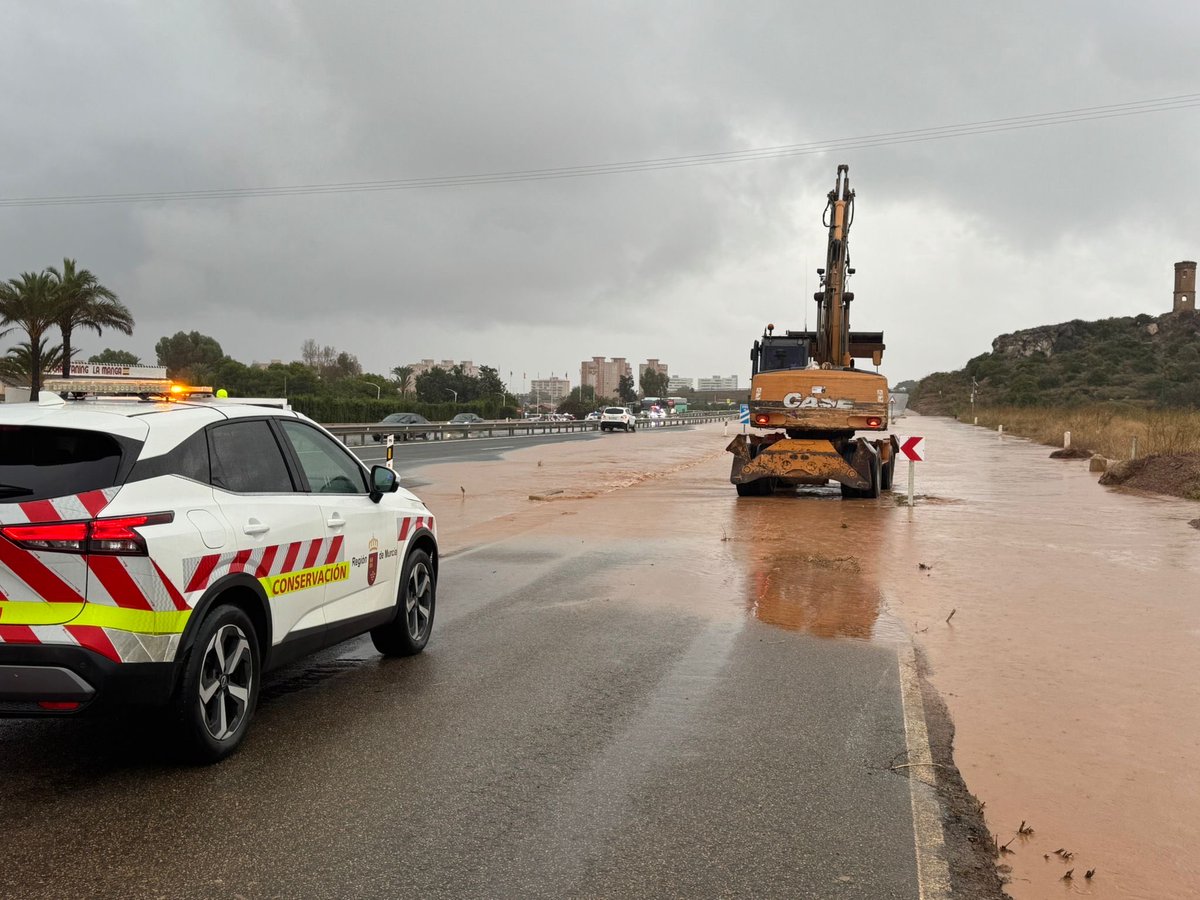 la7tele's tweet image. 🕒Actualización del estado de las carreteras en la Región de Murcia 👇

❌Cortada al tráfico la RM-F54 que une Los Belones con Islas Menores y Los Nietos.

⚠ Precaución en el kilómetro 15 de la autovía RM-12 (Carretera de La Manga), junto al camping Caravaning. Las brigadas de…