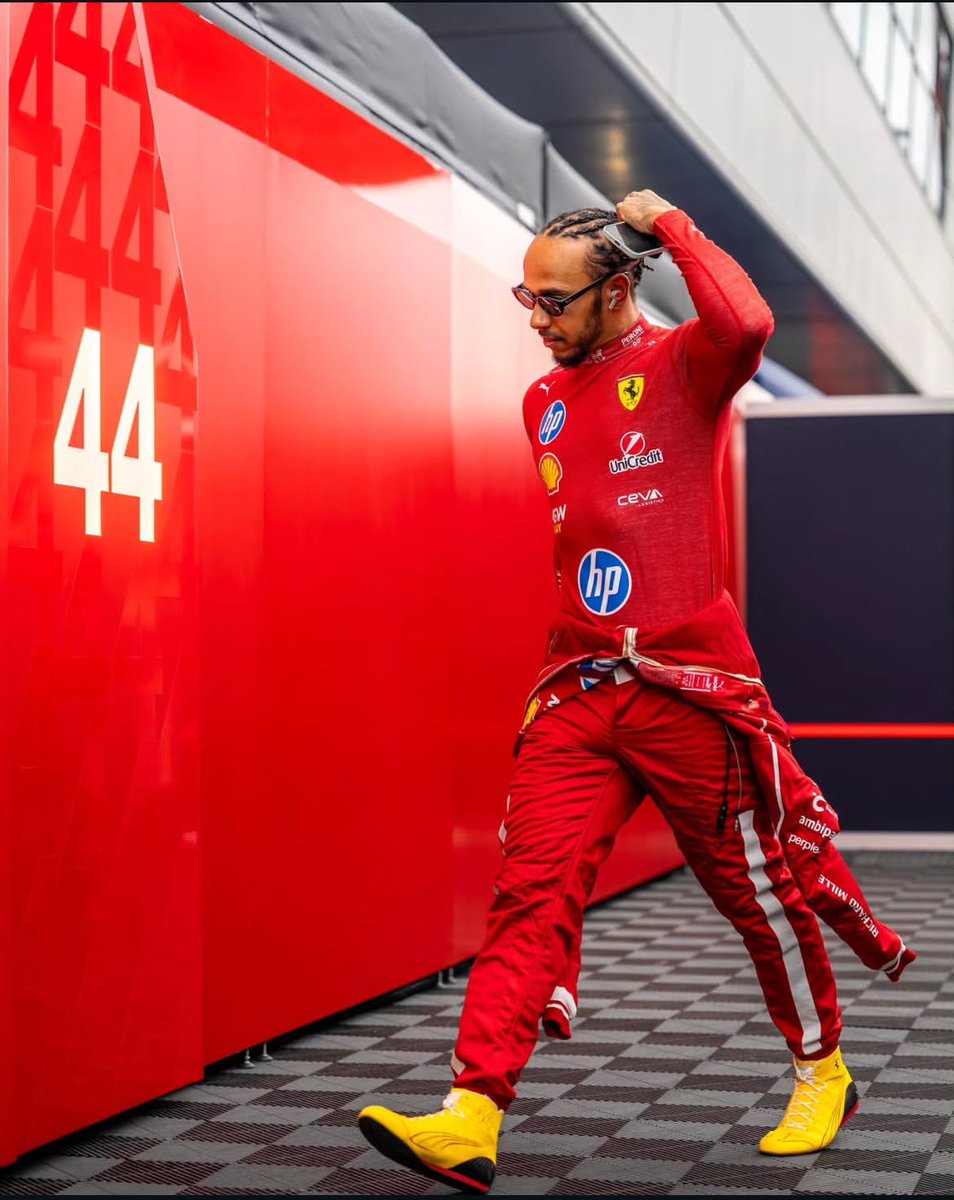 Gelmiş geçmiş ve gelicek, dünya, evren ve kâhinatın görmüş görebileceği, duymuş duyabileceği en iyi formula 1 pilotu Sir Lewis Carl Davidson Hamilton.