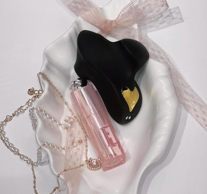 🍁秋といえば「読書の秋、スポーツの秋、食欲の秋…」
のイメージだけど、
実は三大欲求ぜんぶが高まる季節なんです😳

美味しいご飯、ぐっすり眠る夜、
そしてセルフプレジャーも🤎
この時期にちょっとしたご褒美をあげよう✨

　📝MelliMelli　一点集中・潮吹きバイブ