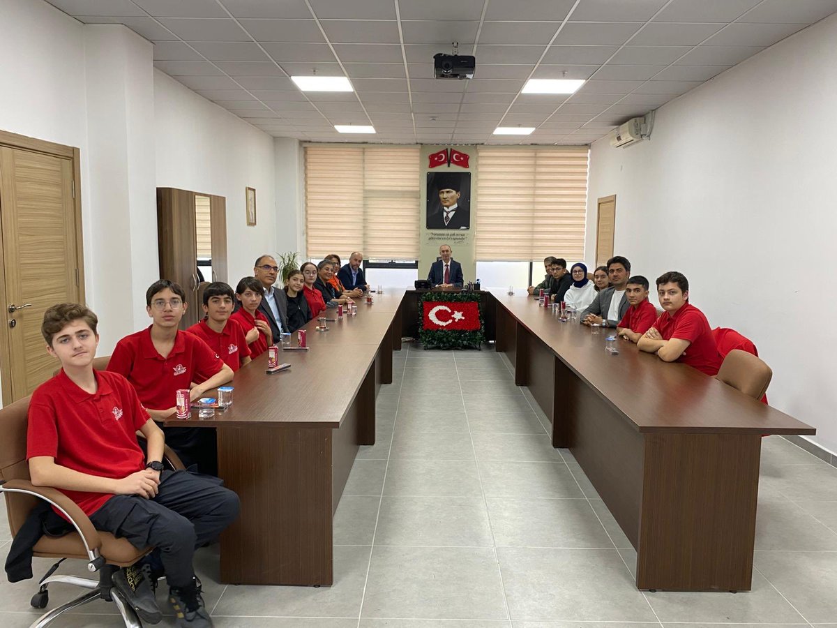 Sakarya Bilim ve Sanat Merkezimizin proje yarışmalarında İlimizi temsil eden başarılı öğrencileriyle  ve onlara rehberlik eden öğretmen ve idarecilerimizle bir araya geldik.Başarılarını paylaştık.