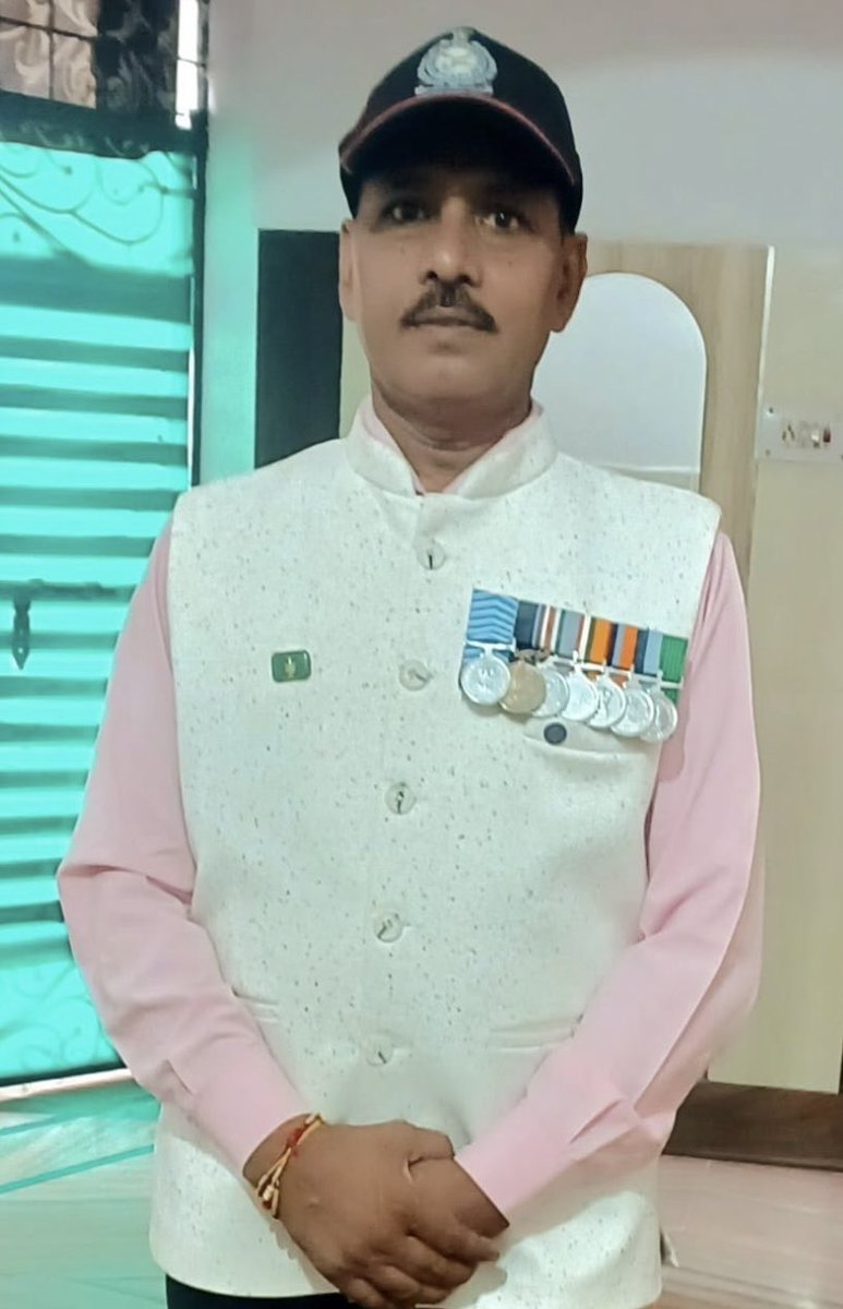 punit_indian91's tweet photo. @myogiadityanath @myogioffice नमस्ते माननीय योगी आदित्यनाथ जी,

मेरा नाम पुनीत कुमार है, मेरा गाँव इशाकपुर, पोस्ट ऑफिस नागल, तहसील देवबंद ज़िला सहारनपुर में है। फ़िलहाल मैं बेंगलुरु में रहता हूँ ।

मेरे पापा श्री ब्रिज भूषण जी 39 साल भारतीय वायु सेना में देश की सेवा करके पिछले साल रिटायर हुए हैं और अपना बाक़ी जीवन अपने छोटे से खेत में शांति और इज़्ज़त के साथ खेती करके बिताना चाहते थे । लकिन 2 साल से पास के गाँव के दबंग पड़ोसी और उनके परिवार के द्वारा किए अवैध खनन और उससे हो रहे अपने खेत की मिट्टी के कटाव की लड़ाई लड़ रहे हैं । 

कुछ अबतक घटित तथ्य आपके सामने रखता हूँ

1. Oct 2024 में अपने खेत की पैमाईश के लिए मेरे चाचा मोहन लाल धारा 24 की रिक्वेस्ट देते हैं जिसकी पैमाईश को अधिकारी दबंग पड़ोसी के दबाव में 2 साल से ज़्यादा समय तक टाल देते हैं और Aug 2025 में मेरी RTI डालकर स्टेटस लेने पर RTI का जवाब देने की आख़िरी तारीख पर आकर सिर्फ़ हमारे गवाहो के सामने पैमाइश करते हैं । मौके पर हमारे खेत का छेत्रफल कम निकलता है और अधिकारी सही रिपोर्ट भेजने का आस्वासन देते हैं । लकिन आज 10 Oct 2025 को जब मेरे अंकल जमा की रिपोर्ट देखते हैं तो वो बिल्कुल झूटी और ग़लत रिपोर्ट होती है जिसकी अपील हमने कर दी है । ये सब अधिकारी दबंग पड़ोसी के प्रभाव और सुनियोजित तरीक़े से प्रार्थी को ही दंड देने की नियत से करते हैं।

2. Jan 2024 में दबंग पड़ोसी हमारे खेत से सटे अपने खेत (गट्ट 196 और सरकारी जोहड़ गट्ट 197) से 10-12 ft बिना परमिशन खनन शुरू करवाते हैं जिसकी शिकायत हम तुरंत पुलिस स्टेशन नागल में करते हैं । पुलिस आकर खनन रुकवाती है लकिन अगले दिन से खनन फिर शुरू कर दिया जाता है और हम जब इसकी शिकायत अधिकारियों से करते हैं तो हमे ये बोल दिया जाता है की वो अपने खेत से ही तो खनन करवा रहे हैं ।

3. मेरे चाचा और पापा इसकी कंप्लेंट हर जगह (तहसीलदार , एसडीएम, डीएम) करते हैं और उस समय के SDM जांच करवा कर गट्ट 196 में 9 ft खनन की पुष्टि कर देते हैं । इसमें भी अधिकारी सरकारी तालाब गट्ट 197 को शामिल नहीं करते हैं और हमारी आपत्ति पर उनका हाई कोर्ट से स्टे है कह कर टाल देते हैं जबकि दबंग पड़ोसी खनन के बाद Dec 2024 में इलाहाबाद हाईकोर्ट को खनन का बिना बताए स्टे ऑर्डर लाते हैं । इस court of contempt or suppression of facts के उल्लंघन की जानकारी भी अधिकारी कोर्ट को नहीं देते हैं और फिर हमारी तरफ़ से 
जनसुनवाई पोर्टल हर जगह गुहार लगाने का सिलसिला सुरु होता है 

4. हमारी कन्यी कंप्लेंट देने पर दो बार खानापूर्ति करने के लिए रैतीली मिट्टी की मेढ़ बनायी जाती है हमारे खेत की बाउंड्री पर जो हम अस्थाई समाधान कह कर अपनी असंतुष्टि ज़ाहिर करते हैं । और जैसा अंदेशा था बारिश में कटाव का शिकार हो जाती है जिससे 11000 v का खम्बा गिरने की कगार पर आ जाता है 

5. हम बिजली के खंबे को सुरक्षित जगह (गट्ट 196) शिफ्ट करने की जनसुनवाई और X के ज़रिए कंप्लेंट्स देते हैं अधिकारी महबूर होकर महीनों बाद आते हैं लकिन कन्यी सेफ्टी के पैमानो को नज़रअंदाज़ करके उसको हमारे खेत की सीमा पर ही लगा जाते हैं । उसकी स्टे जो खंबे को सपोर्ट करती है हमारे खेत के अंदर वहाँ लगते हैं जहाँ पहले ही मिट्टी का कटाव हो रहा है । ना ही काम्बे को पक्का करने के लिए ग्राउटिंग करते हैं । ये सब इसलिए हुआ क्यों की दबंग पड़ोसी के दबाव में आकर वो उसके खेत में खंबा नहीं लगाते हैं ।

इस समय स्थानीय अधिकारी हमारे ही पीछे पड़ गए हैं । मैं ये देख कर बहुत दुखी हूँ की मेरे पापा सच और क़ानून को मानने के बाद भी इस भ्रष्ट तंत्र में पिस रहे हैं । हमारी लड़ाई किसी अधिकारी सरकार और ना ही पड़ोसी से है सिर्फ़ न्यायपूर्ण समाधान लेकर शांति और इज़्ज़त से रहने की है और इसीलिए आपसे दिल से एक बेटे की अपने पापा और परिवार की सुरक्षा और सम्मान के लिए न्यायपूर्ण समाधान दिलवाने की गुहार है इससे पहले ये भ्रष्ट और पक्षपाती तंत्र एक सच्चे देश भक्त को खा जाए ।

दिल से दुख भी आ रहा है और ऐसे भ्रष्ट तंत्र पर आक्रोश भी लकिन अगर मैं अपने पापा और परिवार को न्याय ना दिला सका तो शायद ख़ुद को ही माफ ना कर सकूँ । 

मदद कीजिए इससे पहले की देर हो जाए ।

https://t.co/YH9qAP9RMf

🙏🙏🙏🙏🙏🙏