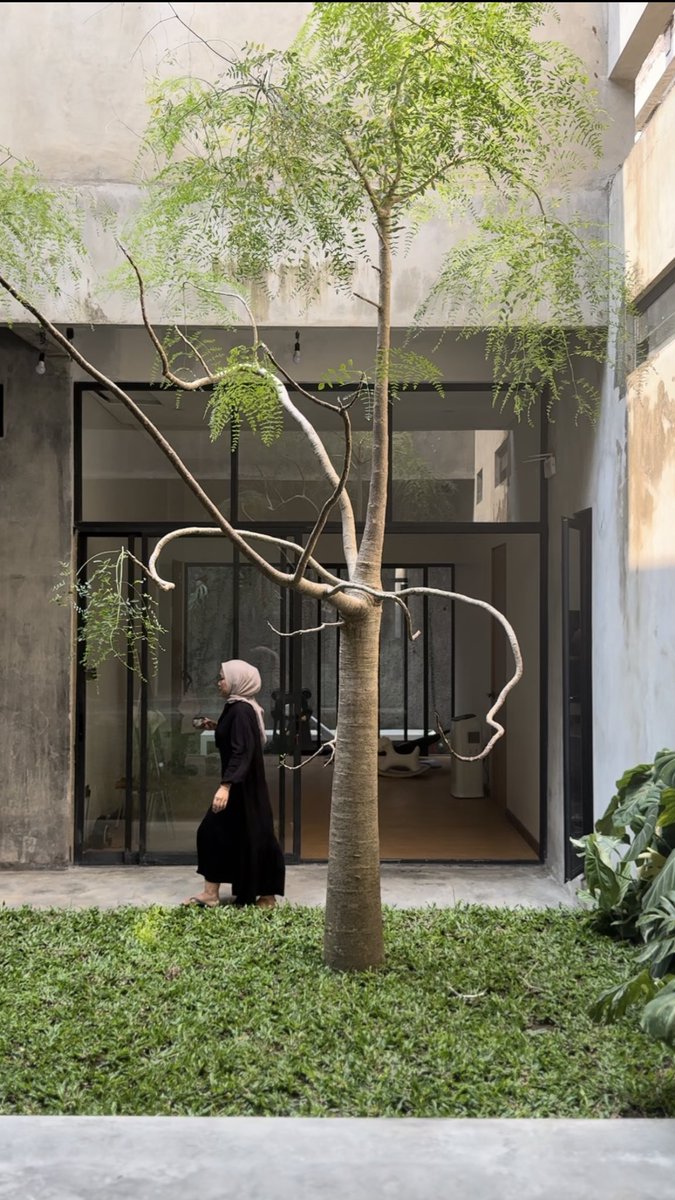 Mau update rumah yang semakin banyak tanaman.
Pelan-pelan diisi, karena sejatinya rumah itu bertumbuh sebagaimana manusia di dalamnya.
🏡🍀🌼