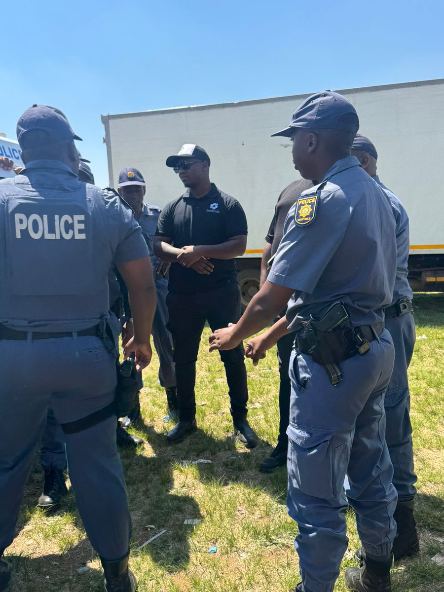 xkfoundation's tweet photo. Xolani Khumalo engaging with SAPS before a march in the Vaal,Gauteng https://t.co/M5NjxzJNFm