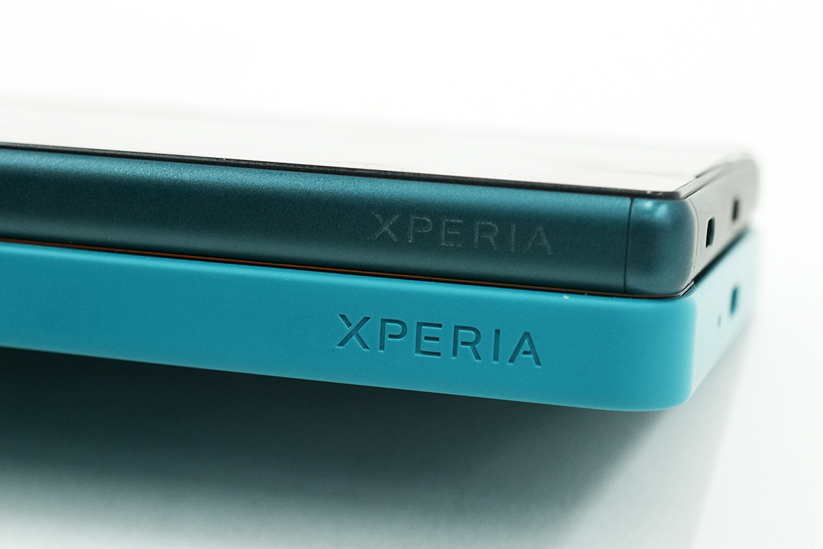 Xperia 10 VII ターコイズと純正カバーとステッカーを用意するじゃろ