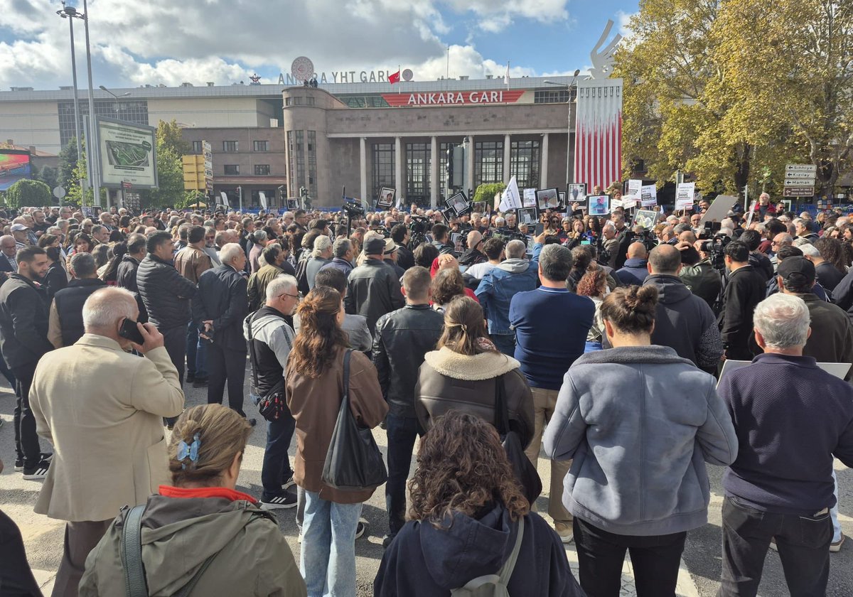 Şube/temsilciliklerden gelen Merkez Temsilciler Kurulu üyelerimiz ile birlikte 10 Ekim katliamının 10. Yılında Ankara Gar’ı önündeyiz.

Unutmadık! Unutturmayacağız!

Emek, barış ve demokrasi mücadelesini sürdürmeye devam edeceğiz 🕊️

#10Ekim10Yıl
#AnkaraKatliamı