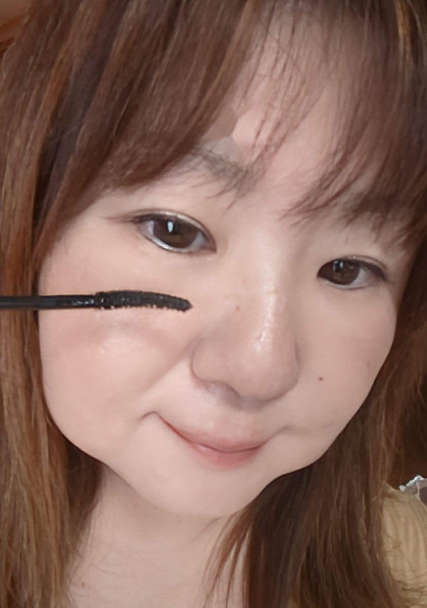 arigatouko_'s tweet photo. Epais エイペアイラッシュエッセンシャル15ml(白)
《特徴》
涙に近いpHで、やさしい使い心地の水溶性美容液
弱ったまつ毛のためのうるおいチャージ
まつ毛に必要なたんぱく質＆うるおい成分を配合
根元から強く、ハリ・コシのあるまつ毛へ
▪️丸形のチップブラシでまつ毛の毛根、眉毛、下まつ毛など細部までしっかり届いてくれます
▪️Cカールブラシでまつ毛を根元から１本１本しっかりコーティング
※
エイぺアイラッシュブラックセラム 15ml(黒)
《特徴》
まつ毛ケアとマスカラを一緒にできる✨
人工色素不使用・100%自然由来の炭粉でナチュラル発色
敏感な目元にも使いやすい処方
隠れたまつ毛も一本一本生かす「3mm超スリムCカールブラシ」
細かいまつ毛までしっかり塗れるから、目元が自然にくっきり
下まつ毛・目尻の細かい部分も塗りやすく、美しい仕上がりに
ダマにならず・滲みにくく、重ね塗りしても自然な仕上がり
※
通称「塗るまつエク」でいつでもまつ毛ケアができて
ハリコシが出て抜けにくくなった✨
目に染みないのが嬉しいです︎︎👍
塗りやすく、今度まつパに行くのが楽しみです🎶
※
@EpaisJP #PR #epais #Qoo10メガポ