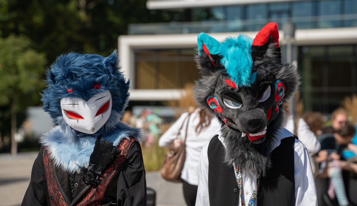 Fancy boyos wishing you a nice #FursuitFriday  :3
with <a href="/LinuxScurr/">Linux</a> at <a href="/eurofurence/">Eurofurence</a> 29

📸:<a href="/Frooxius/">Frooxius 🔜BLFC - frooxius.bsky.social</a>  

#furry #furryfandom #Stolas