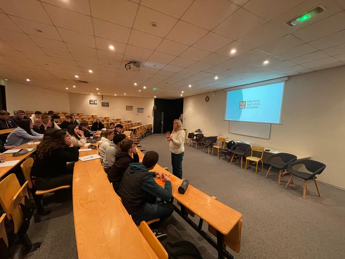 Toujours autant de plaisirs d échanger avec les élèves d une école agricole @Villedavy sur les actions d'une communication positive de l <a href="/agriculteursBzh/">AgriculteursBretagne</a>  autour de trois missions :
- renforcer la confiance entre les #agriculteurs et le grand public.
- éclairer le débat...