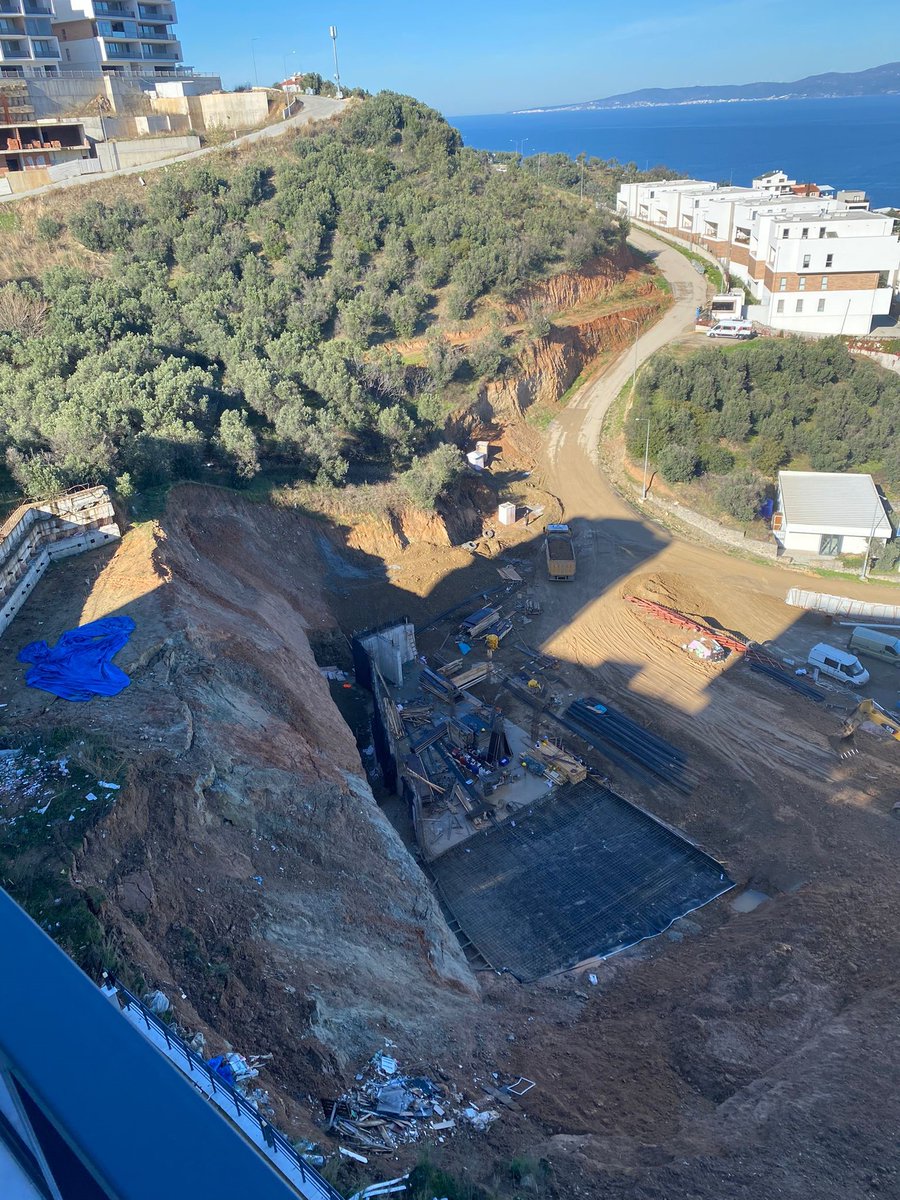 "Bursa’nın Mudanya ilçesinde yargı kararına rağmen durdurulmayan inşaat, vatandaşları isyan ettirdi..."

Bursa'nın haline bakın. Bursa'da şu an yaşamakta olan milyonlarca insanın yegane suyu, nefesi, sağlığı, huzuru kent çevresinde yer alan doğal ve kırsal alanlardır. Eğer bu