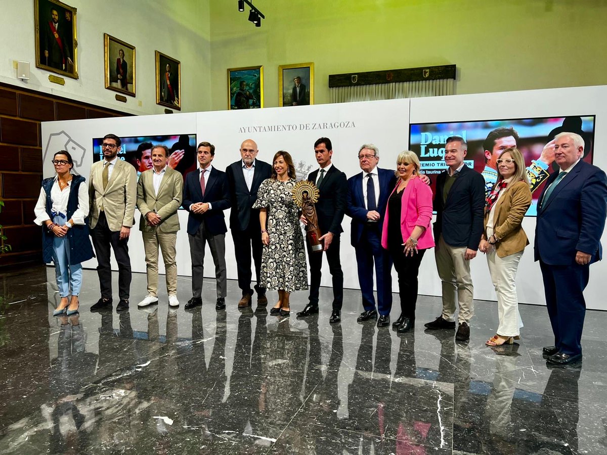 Emoción y orgullo al ver a <a href="/InfoDanielLuque/">Daniel Luque</a> recibir el Trofeo Ayuntamiento de Zaragoza como triunfador de la Feria del Pilar 2024 de la mano de nuestra alcaldesa <a href="/ChuecaNatalia/">Natalia Chueca</a> tras cortar cuatro orejas el pasado 10 de Octubre.

Un reconocimiento a su arte, su entrega y su