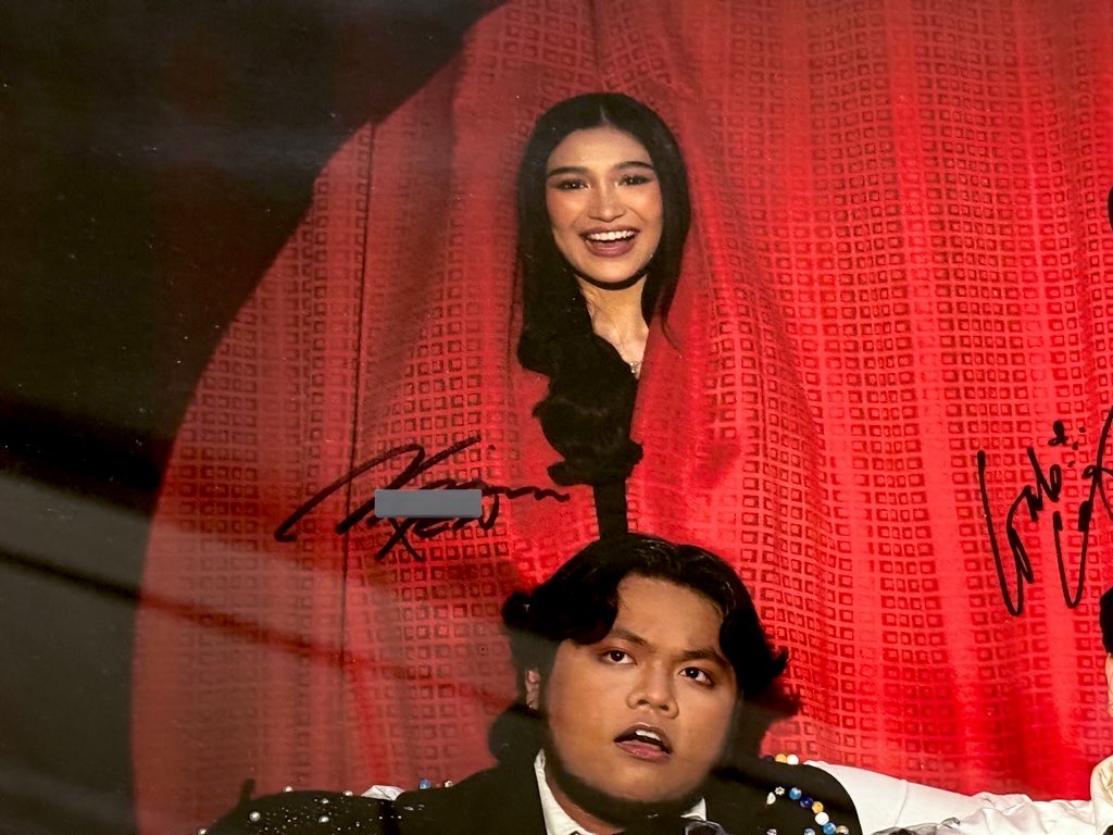 RDRecordsPH's tweet photo. WTS/LFB Cup of Joe SIGNED Misteryoso Official MV Poster with Bini Jhoanna! (Not Signed by Jhoanna) - ₱2,900

Frame included. Bought during the MV launch party 🧚

Lalamove delivery only since this is fragile. 

Tags; COJ Signed Stardust Silakbo Jho Merch https://t.co/9Lcbs4uYMD