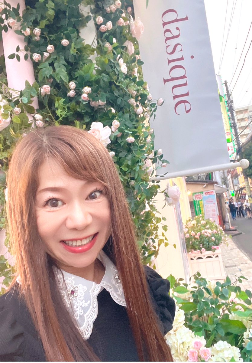 こんにちは♪
韓国コスメのデイジークが
日本初上陸と聞いて行ってきました！
外観、店内、可愛くて華やか❣️
キーリングもいただきました❣️嬉しい🥰最後までテンション上がりっぱなし⤴️

💫HoNEy FLASH💫
しながわ夢さん橋に10/12、13:55〜14:07出演します✨お天気も良さそう😊

#しながわ夢さん橋