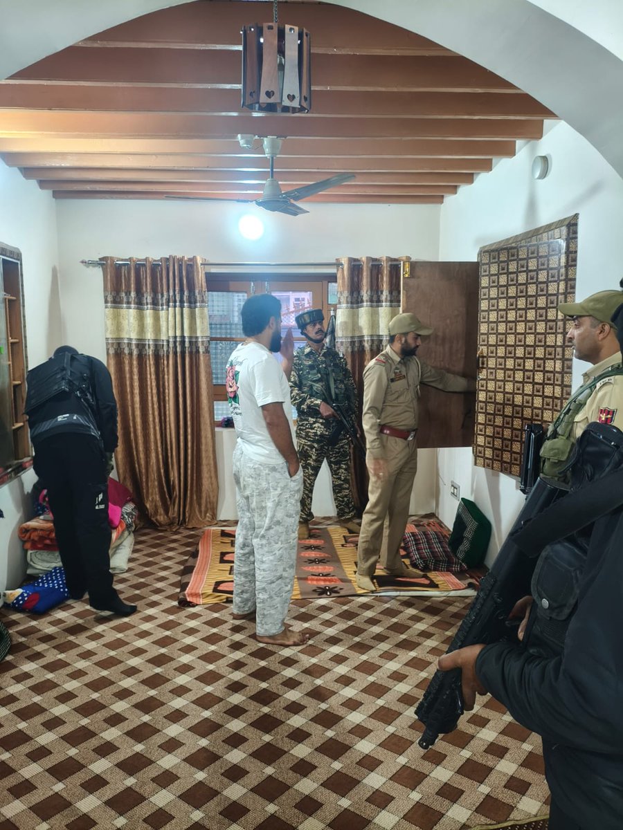 GulistanNewsTV's tweet image. Srinagar Police Conducts Raids on Residences of Terrorist Associates Linked with Banned Organizations 
#SrinagarPolice #TerrorCrackdown #AntiTerrorOperation #JammuAndKashmir #SecurityForces