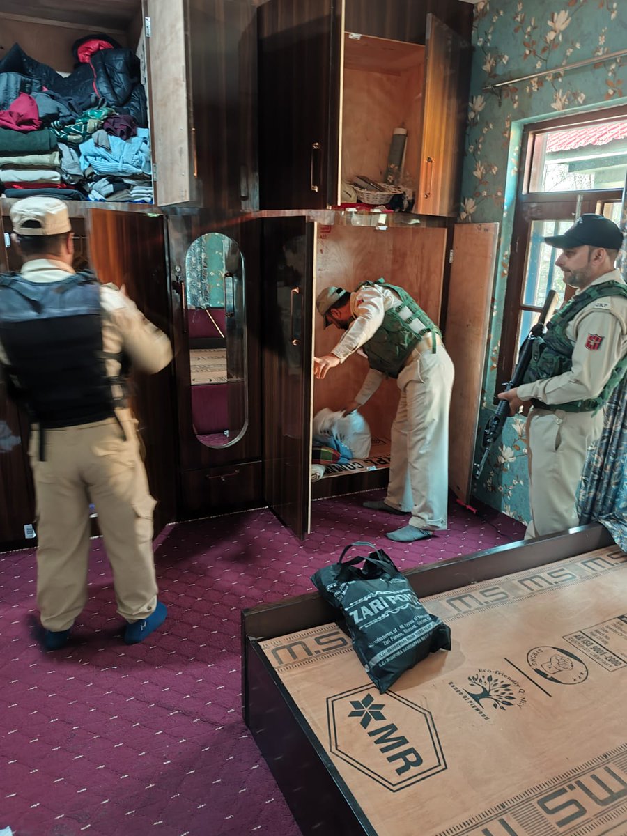 GulistanNewsTV's tweet image. Srinagar Police Conducts Raids on Residences of Terrorist Associates Linked with Banned Organizations 
#SrinagarPolice #TerrorCrackdown #AntiTerrorOperation #JammuAndKashmir #SecurityForces
