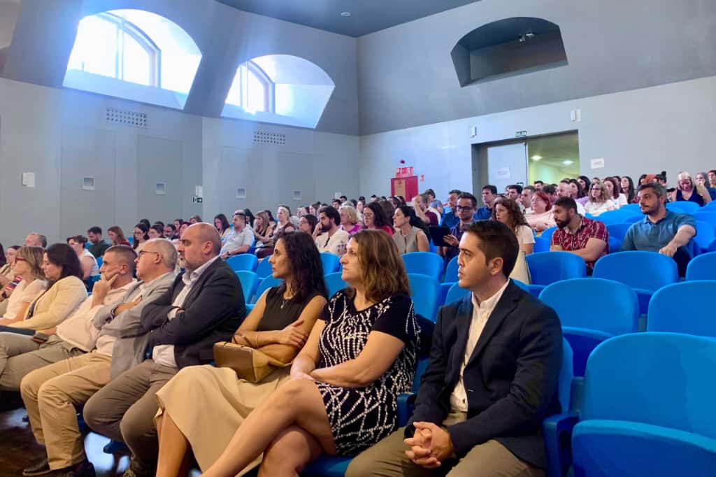 RTVEMelilla's tweet photo. El salón de actos del @ConserMelilla acogió ayer el acto de bienvenida a los nuevos funcionarios del @educaciongob que inician la fase de prácticas correspondiente a su ingreso en los cuerpos docentes de inspectores de educación, maestros y profesores de Enseñanza Secundaria. https://t.co/SPGKvhvjPa