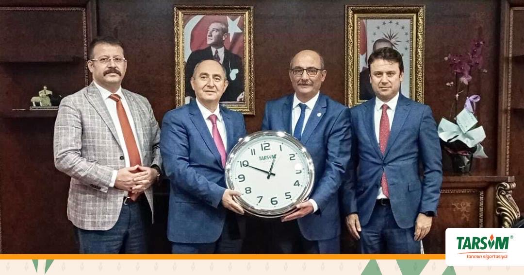 TARSİM’den Büyükbaş ve Küçükbaş Hayvan Yetiştiricileri Merkez Birlikleri’ne Ziyaret

TARSİM Yönetim Kurulu Üyesi ve Tarım Sigortaları Havuz İşletmesi Genel Müdürü Bekir ENGÜRÜLÜ ve beraberindeki TARSİM Heyeti, 9 Ekim tarihinde, Ankara’da Türkiye Damızlık Sığır Yetiştiricileri