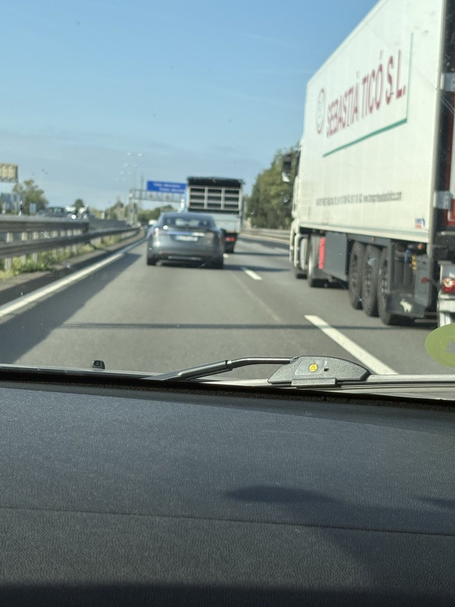 Pot un camió adelantar pel tercer carril d’una autopista?