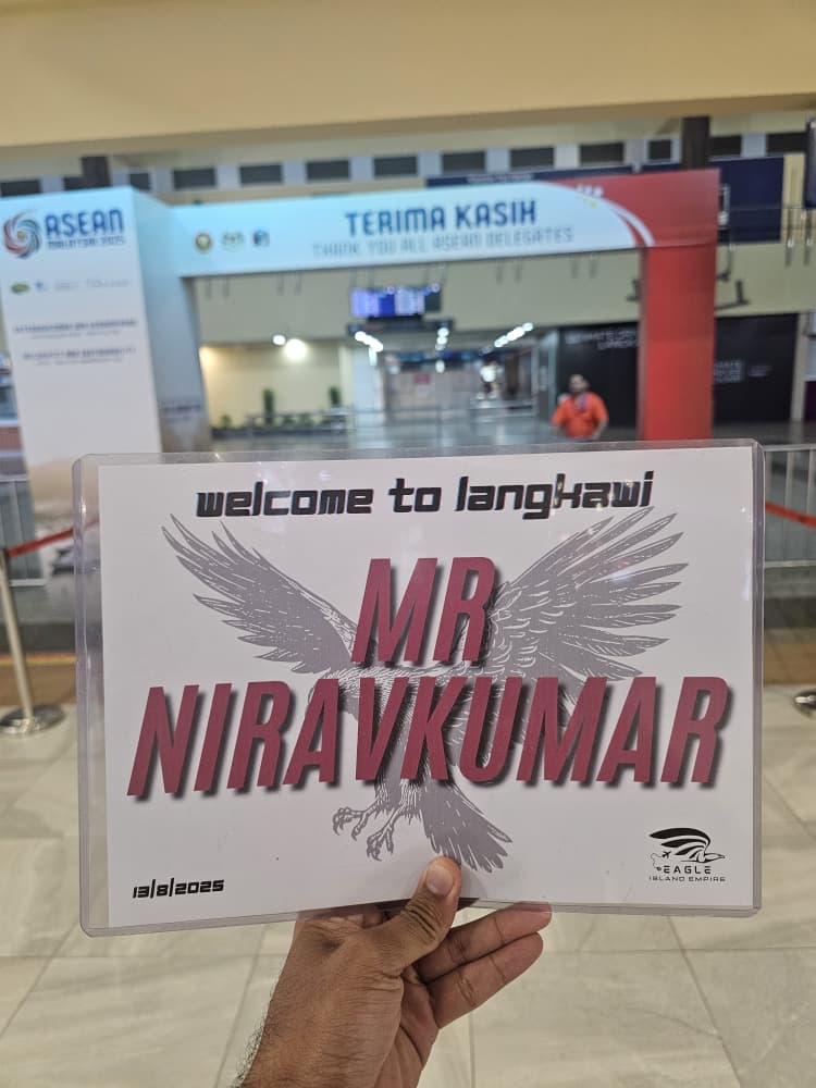 rizuan_1994's tweet photo. Hi Mr NIRAVKUMAR ftom Bangladesh..Welcome  To Langkawi.happy holiday and tq trust and  booking with me  servis tour in Langkawi
#tourlangkawi #langkawiisland #tourguidelangkawi #speakarabic #langkawiisland #driverlangkawi #saudi #holidaylangkawi #driverlangkawiisland #besttourgui https://t.co/6r8XeN5gYj