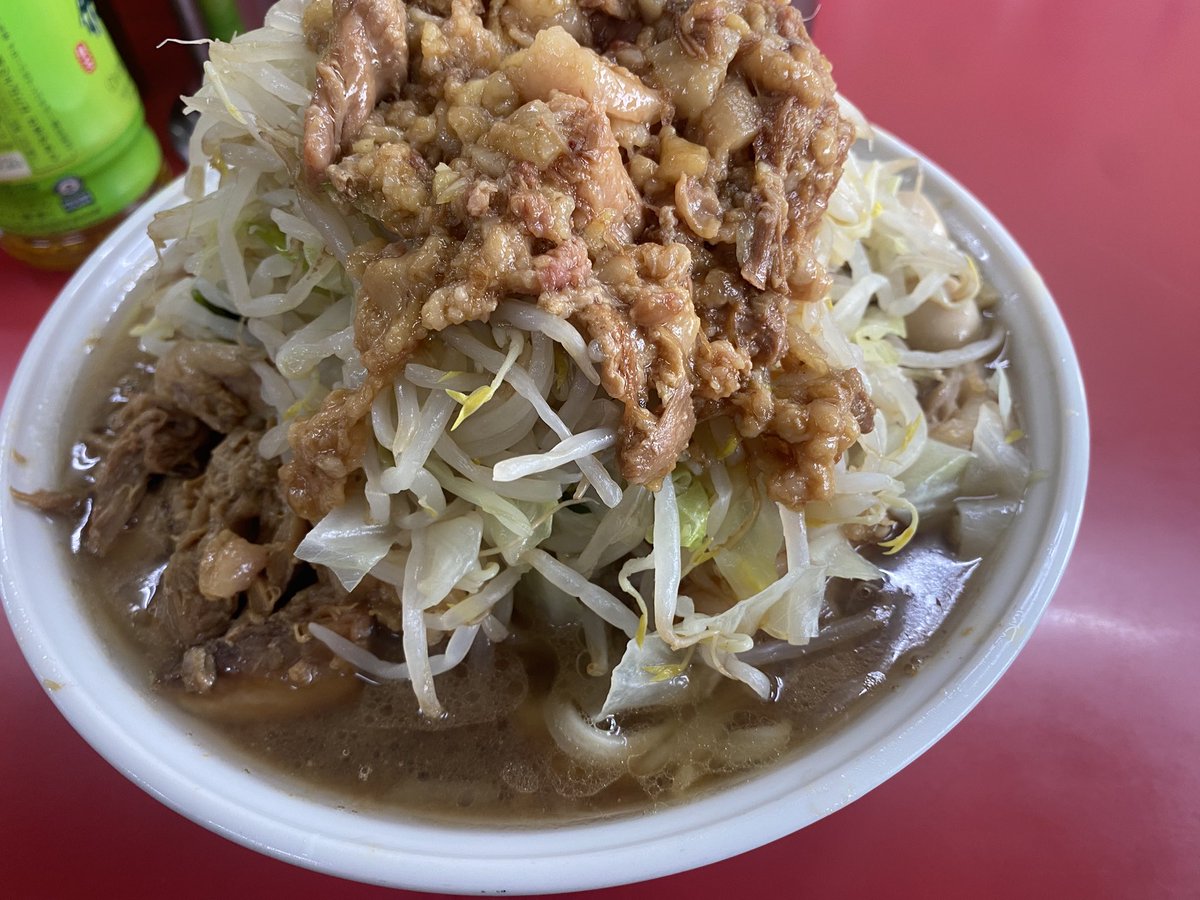 randof_pw4's tweet image. 時間差
ラーメン二郎柏店の大ラーメン(旧小)
店員さんAにコールを伝えて、店員さんAが厨房にコールを伝える時に旧名称の「小」と言われて焦るもきちんと大ラーメンが届きました!店員さんいつもと同じだけど豚増しもヤサイ増しもいつもより量が多くて焦った笑
日によって盛りがブレるが良い方のブレ
