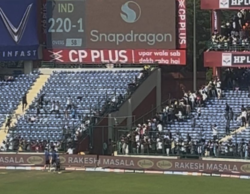 Concussion__Sub's tweet image. Mohammed Siraj, fully padded up, walks out at Tea to take a long walk to the other side of the ground.. heading towards the nets behind the main ground.
As soon as he steps onto the field, the crowd erupts into a huge roar. Everybody RUSHED to the corner of the stands just to…