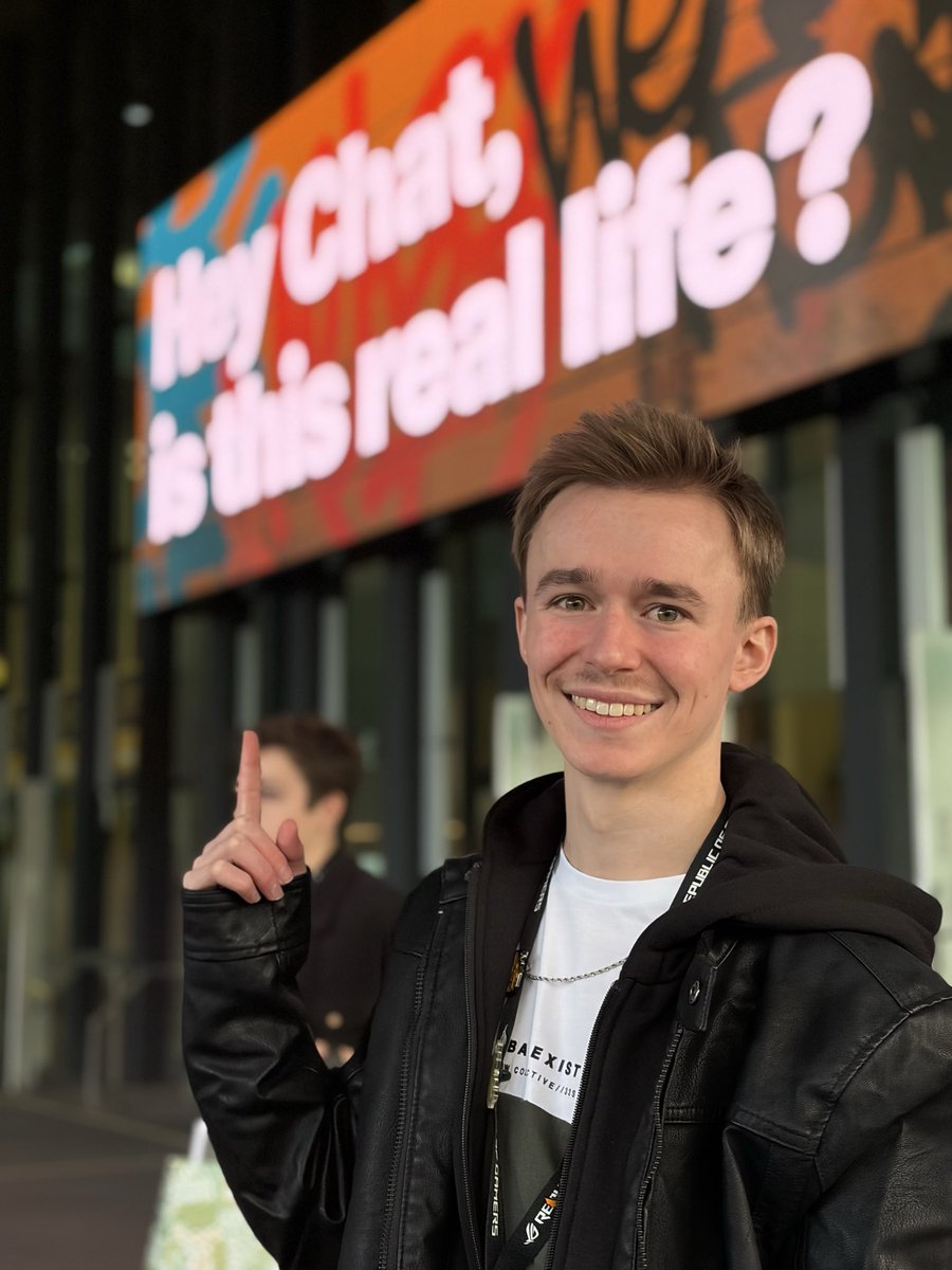 HoneyImHome tweet media