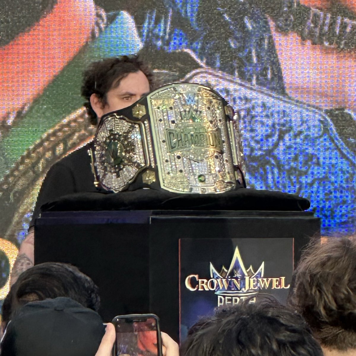 HaggardMC's tweet photo. Damn these belts are HUGE!
#WWECrownJewel #WWEKickoff https://t.co/rzp2QLsTV4