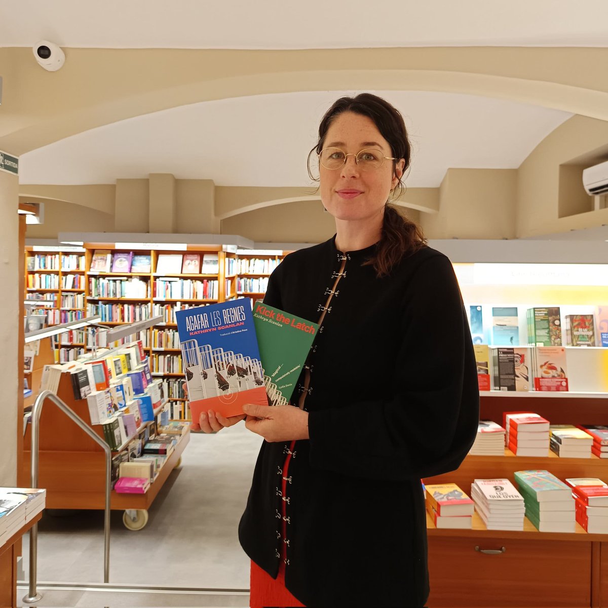 Han estat uns dies molt intensos amb la Rita Bullwinkel [«Cop de llum», tr. <a href="/RafolsGesaF/">Ferran Ràfols Gesa</a>] i no sabem per on començar a explicar-vos-ho. A <a href="/laietana/">laie</a> va signar llibres pels lectors futurs i li van fer recomanar un altre títol que admirés: va ser «Agafar les regnes» de <a href="/K_Scanlan_/">Kathryn Scanlan</a>!