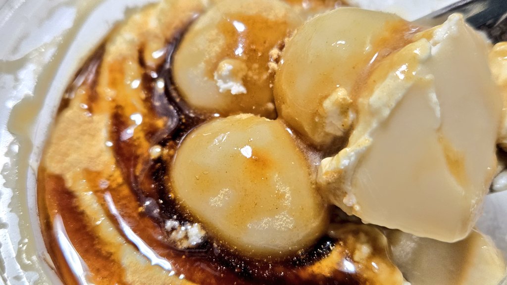 【もっちりきなこぷりん】
セブン 324円 289kcal
4.5
ぷりんがぷるぷるで弾力あり
優しいきなこの風味で
上にかかったきな粉とあわせてしっかりきな粉味わえ
すっきりした甘さのホイップとの相性もよく
別添えの黒蜜かけると更に香ばしさ
甘みのコクが増しめちゃうま！
もっちり白玉も最高！