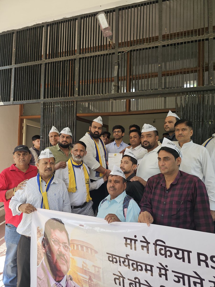 AAPMeerutMandal's tweet photo. आम आदमी का ऐलान नहीं सहेंगे दलित के बेटे का अपमान‼️

मुख्य न्यायाधीश पर हुए हमले के खिलाफ आज गाजियाबाद जनपद में जि.अ. निमित यादव जी के नेतृत्व में AAP कार्यकर्ताओ एव पदाधिकारियों ने जोरदार विरोध प्रदर्शन कर महामहिम राष्ट्रपति महोदया जी को संबोधित ज्ञापन प्रशासनिक अधिकारी को सौंपा https://t.co/hHO6Bht792