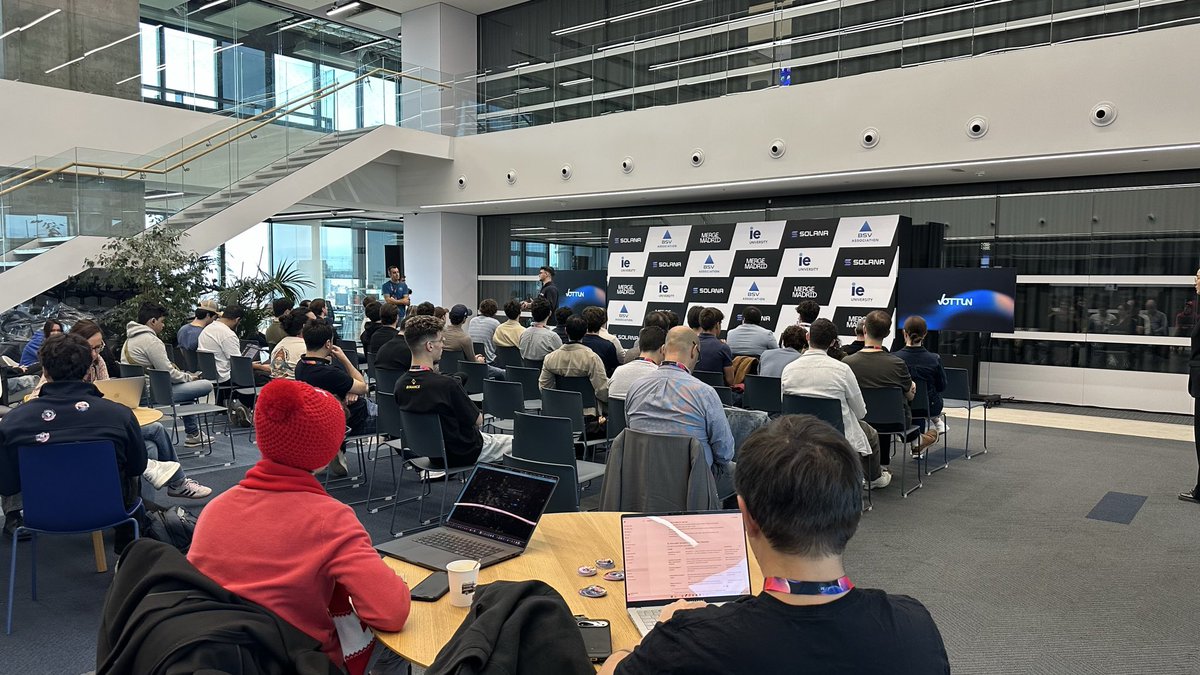 Nicole_cf's tweet image. Hoy desayunamos en #TechSummit de @mmerge_io ya de temprano con presentaciones #blockchain de valor