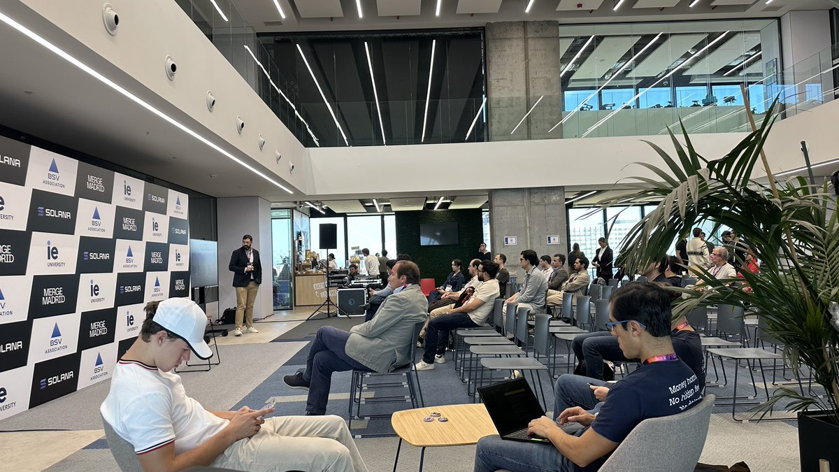 Nicole_cf's tweet image. Hoy desayunamos en #TechSummit de @mmerge_io ya de temprano con presentaciones #blockchain de valor