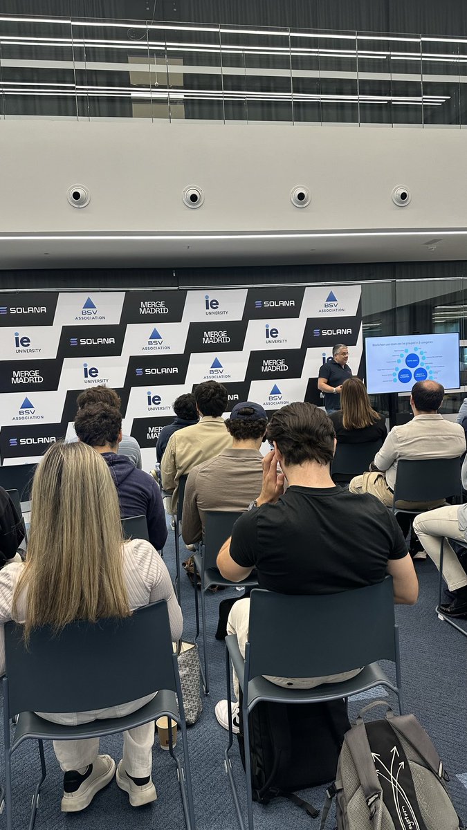 Nicole_cf's tweet image. Hoy desayunamos en #TechSummit de @mmerge_io ya de temprano con presentaciones #blockchain de valor