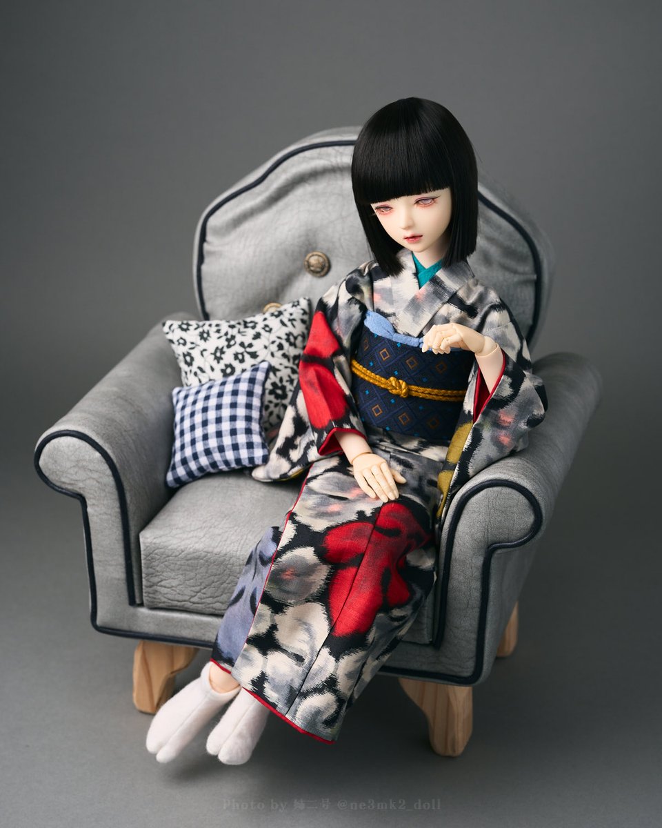 こびとの家具屋さん(<a href="/Mr_Ystudio/">miniature shop【こびとの家具屋】</a>)のソファ🛋️
綺麗なグレー色で、ワントーンに赤！みたいな写真になっていい感じ
#うちのこかわいい #AsleepEidolon