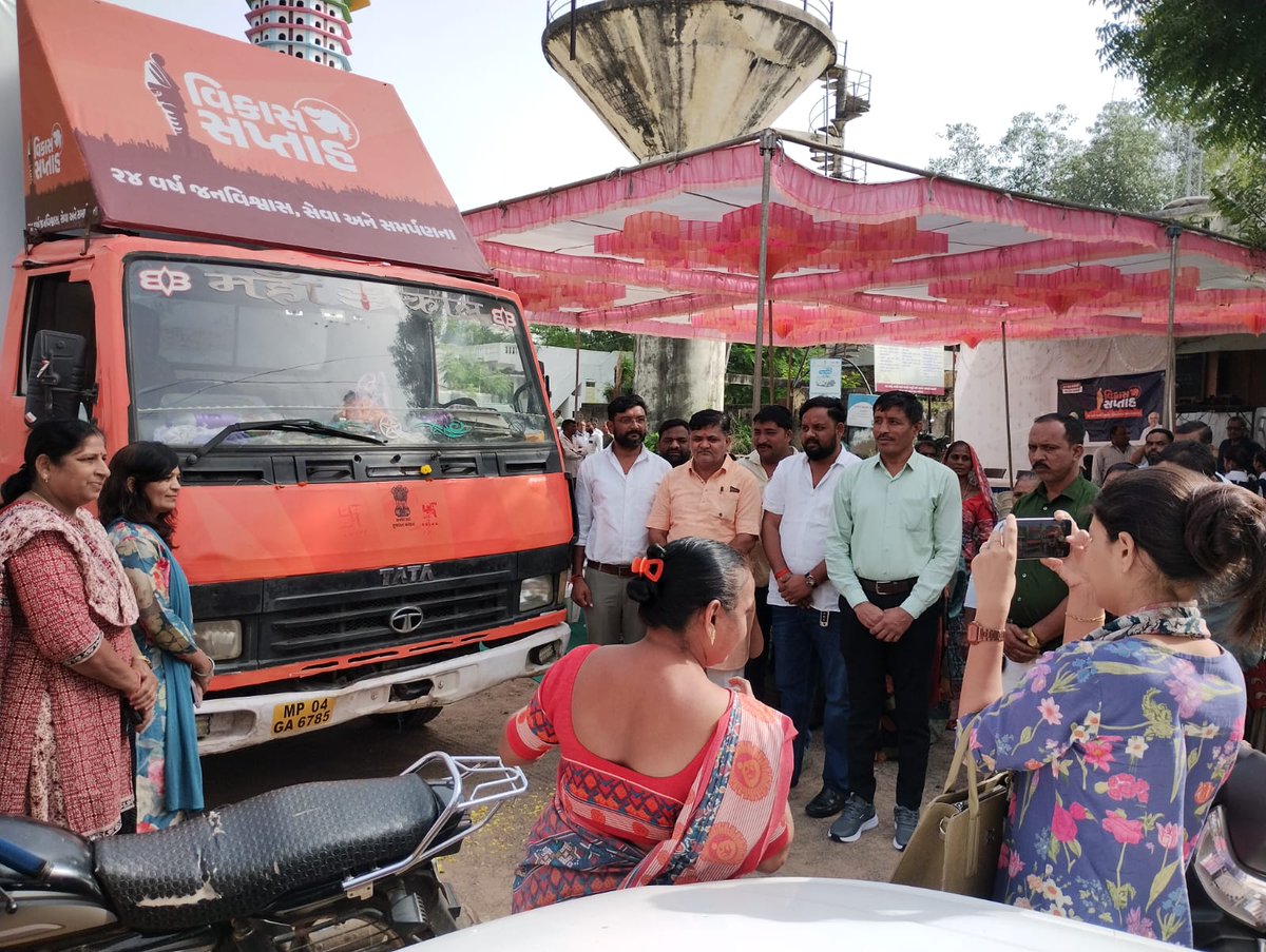 આજ રોજ માલપુર તાલુકાના અણિયોર ગ્રામ પંચાયત ખાતે વિકાસ સપ્તાહ ઉજવણી નો કાર્યક્રમ યોજવામાં આવ્યો જેમાં પદાધિકારીશ્રીઓ, અધિકારીશ્રીઓ-કર્મચારીશ્રીઓ હાજર રહી તમામ યોજનાની વિગતવાર માહિતી આપવામાં આવી અને લોકોના યોજનાકીય પ્રશ્નો નું સ્થળ પર નિરાકરણ કરવામાં આવ્યુ. 
#VikasSaptah2025