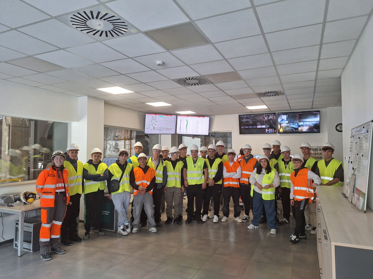 Heidelberg Materials ES (@hd_materialses) on Twitter photo 🏭21 alumnos del <a href="/CFSomorrostro/">CFSomorrostro</a> visitaron ayer nuestra planta en Arrigorriaga dentro del programa #FábricaAbierta.
Conocieron el proceso del cemento, el impacto de los costes energéticos y nuestro compromiso con #EconomíaCircular y #Descarbonización.
Eskerrik asko bisitagatik👋 🏭21 alumnos del <a href="/CFSomorrostro/">CFSomorrostro</a> visitaron ayer nuestra planta en Arrigorriaga dentro del programa #FábricaAbierta.
Conocieron el proceso del cemento, el impacto de los costes energéticos y nuestro compromiso con #EconomíaCircular y #Descarbonización.
Eskerrik asko bisitagatik👋
