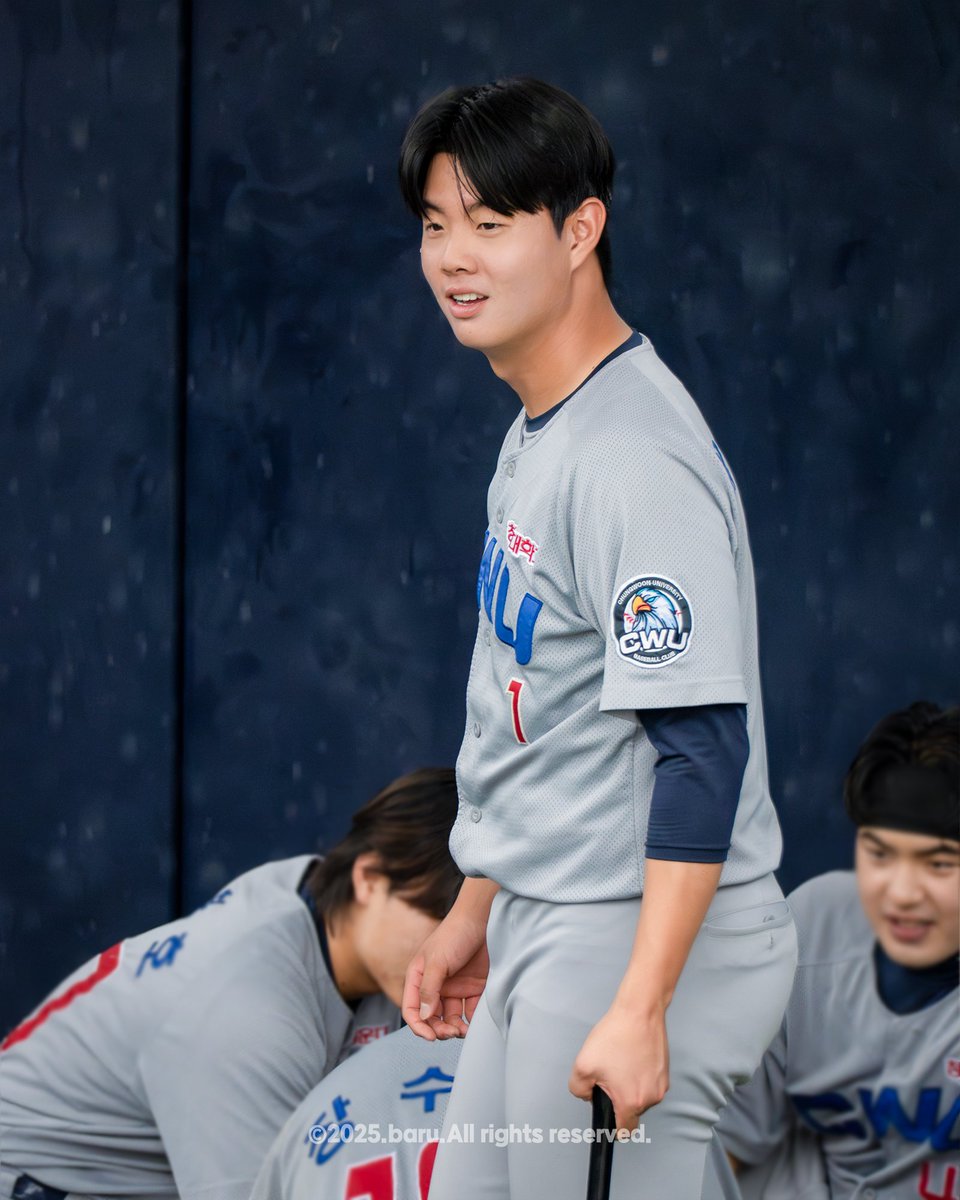 일요일 불야 마지막 경기에 안울고 볼 수 있을까....진짜 한화팬분들 많이 사랑해주세요...🧡
삼성과 2군은 다른 리그라 더 보기 힘들어졌지만 진짜 응원 가득하고 있을게...
얼른 1군 무대에서 보자...🧡 진짜 올 한해 너의 긍정 에너지에 힘 많이 받았다..고마워..💙 내년 청운대 경기 허전할듯ㅠ