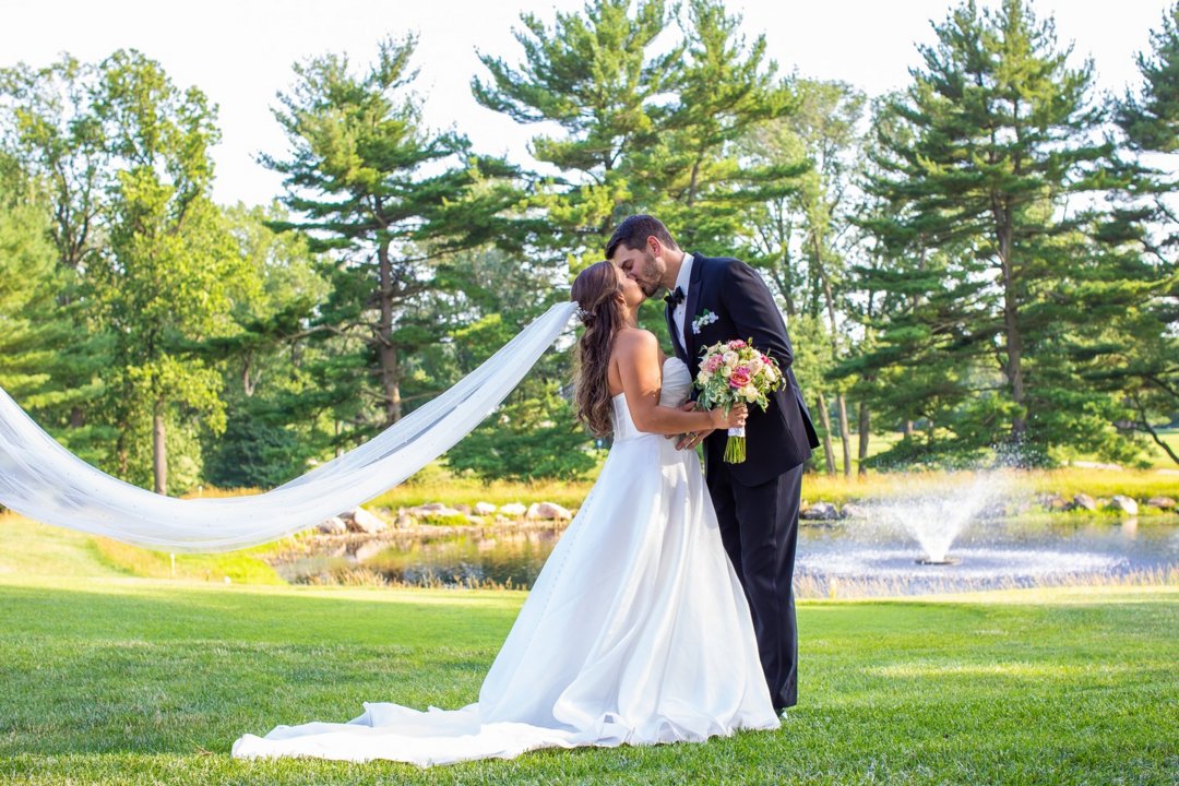 SpringfieldCC1's tweet image. Two people, one love, endless memories. 💍✨
📸: Photography By Angela Riley / BME Event Group
Say “I do” at a venue designed to make your love story shine: springfieldcc.net/weddings/
#SpringfieldWeddings #LoveStory #SayIDoAtSCC