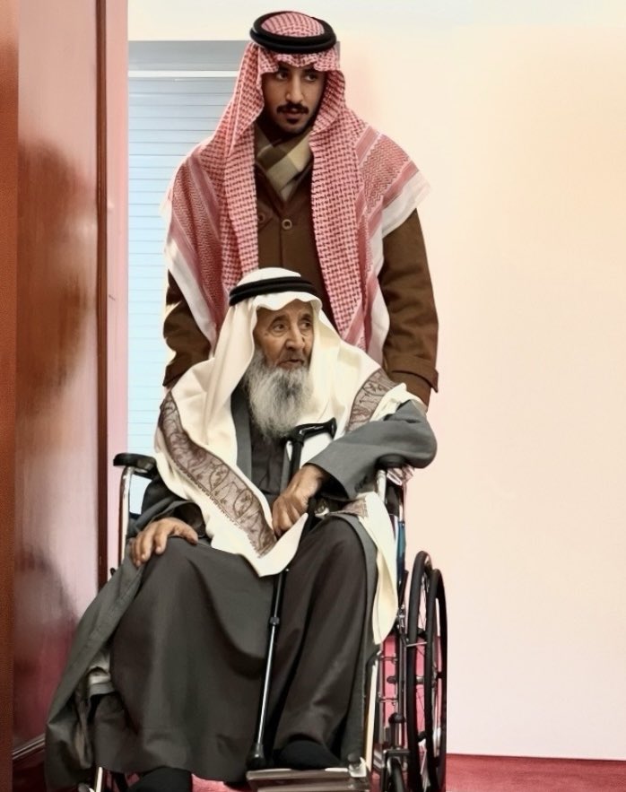 ثلاثة أجيال.. وذاكرة واحدة

لست بصدد كتابة سيرة عن جدي، فقد عاش نحو تسعين عامًا حافلةً بالذكريات والأثر الطيب، فلا يعبر عن ذلك بعض الكلمات، لكن بعد وفاته مؤخرًا خطر ببالي ما أردت أن أشاركه لنفسي ولعائلتي ثم أحفادي إن شاء الله، كتعبيرٍ عن حضوره الدائم في قلبي، وعن الذكريات التي