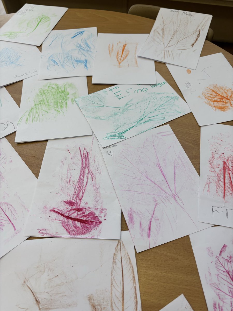 weaverhamschool's tweet image. We then used our leaves to make rubbings using wax crayons and our buddies help. What a lovely afternoon 😊