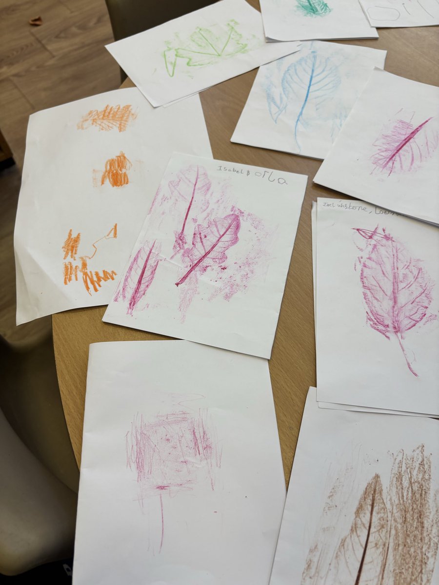 weaverhamschool's tweet image. We then used our leaves to make rubbings using wax crayons and our buddies help. What a lovely afternoon 😊