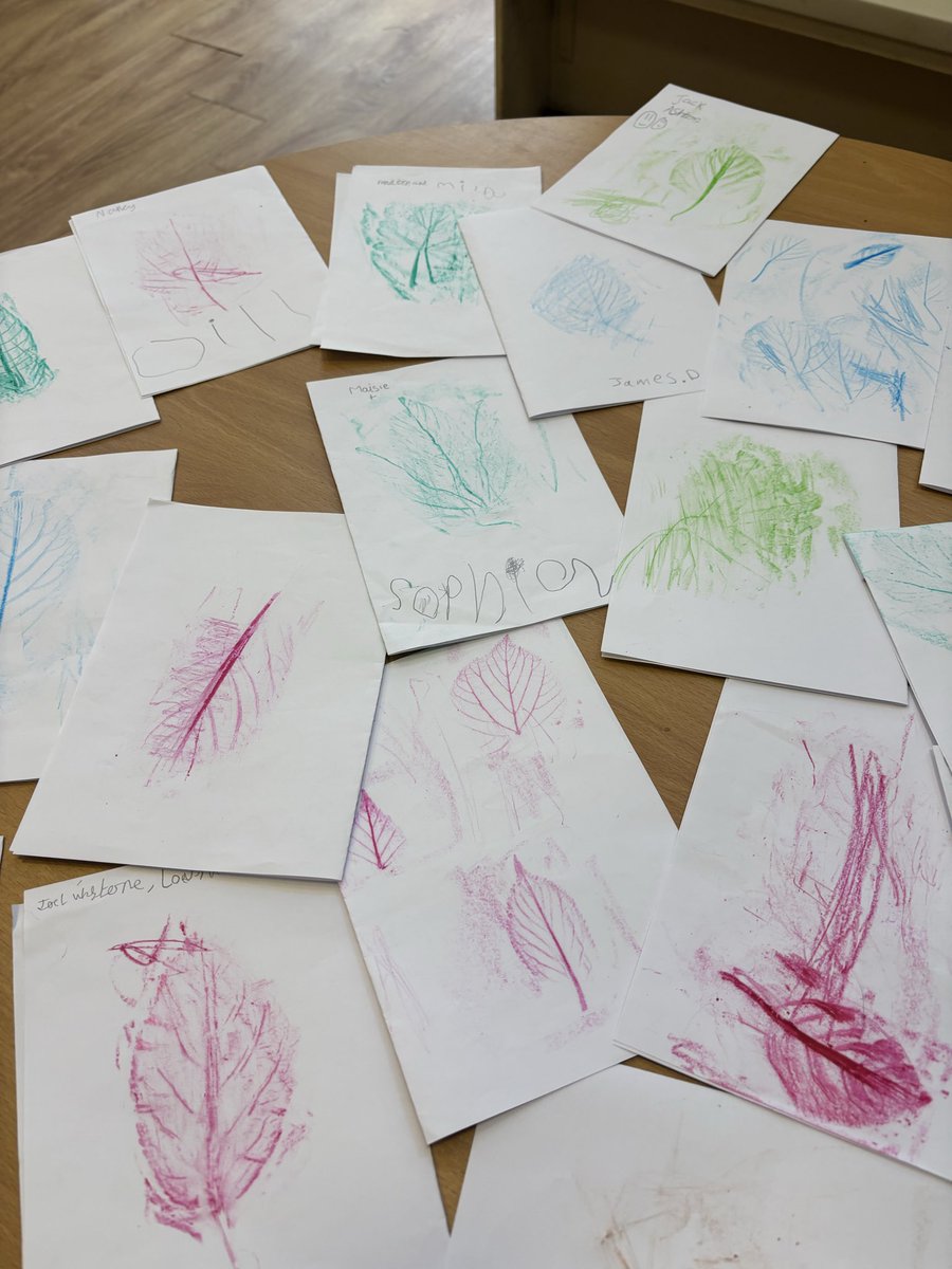 weaverhamschool's tweet image. We then used our leaves to make rubbings using wax crayons and our buddies help. What a lovely afternoon 😊