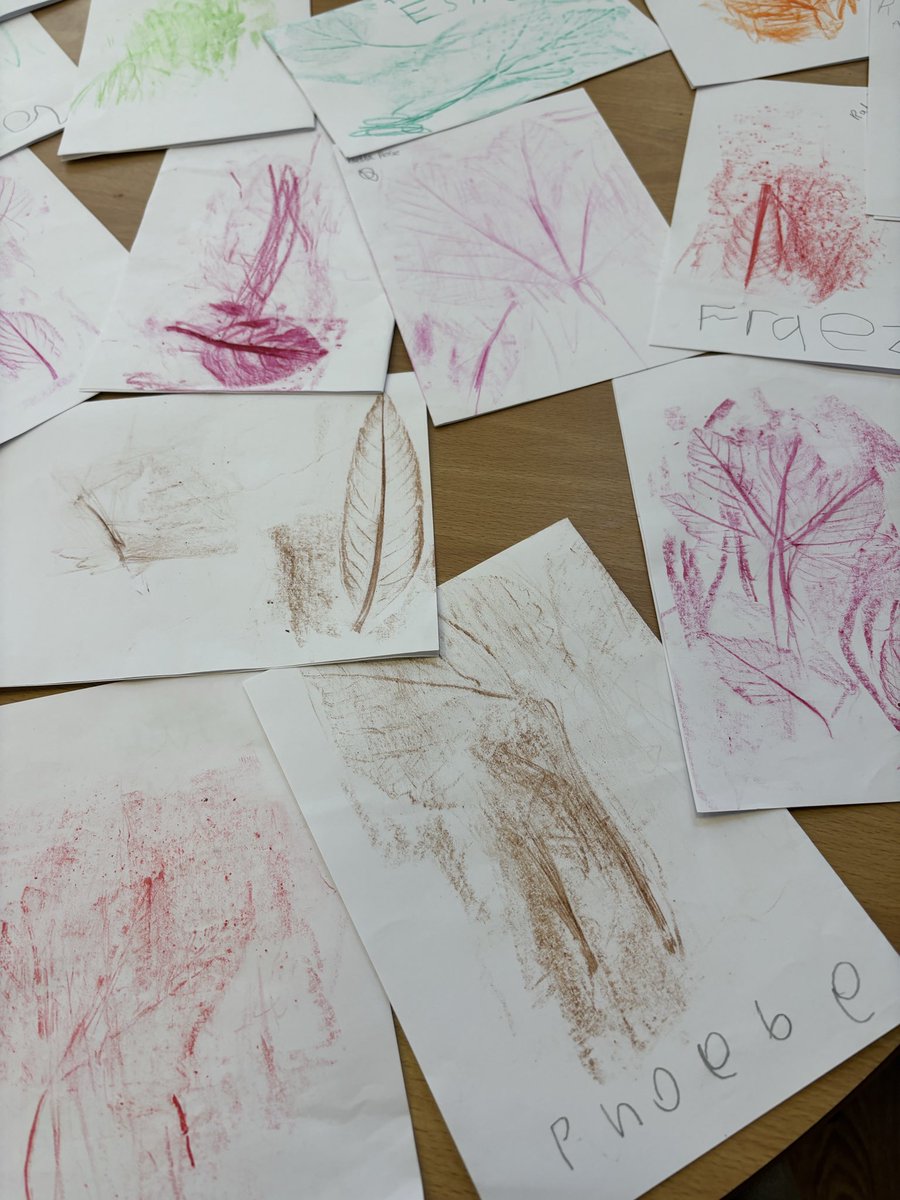 weaverhamschool's tweet image. We then used our leaves to make rubbings using wax crayons and our buddies help. What a lovely afternoon 😊