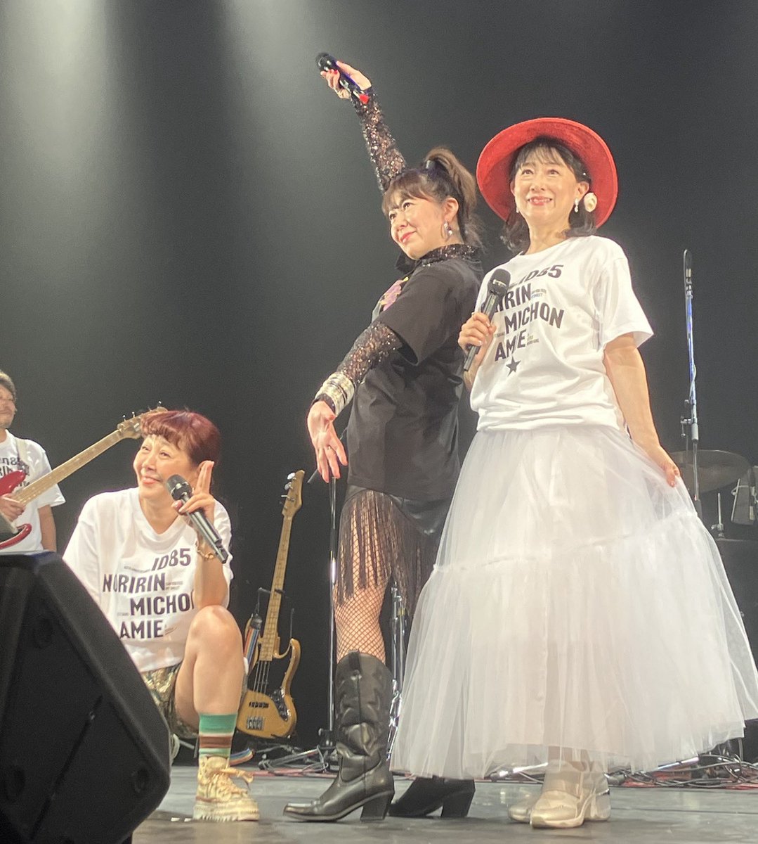 maiimano's tweet image. #芳本美代子 さん、#松本典子 さん、#網浜直子 さん3人の #ID85 のライブへ❣️
なんと最前列😳近過ぎてドキドキ😍
ただただ最高‼️神ライブでした✨️
投げそこねた3人のサイン入りボールが足元に転がって来るという…運を使い果たしていないか心配(笑)
観られて良かったです😭
ありがとうございました💗