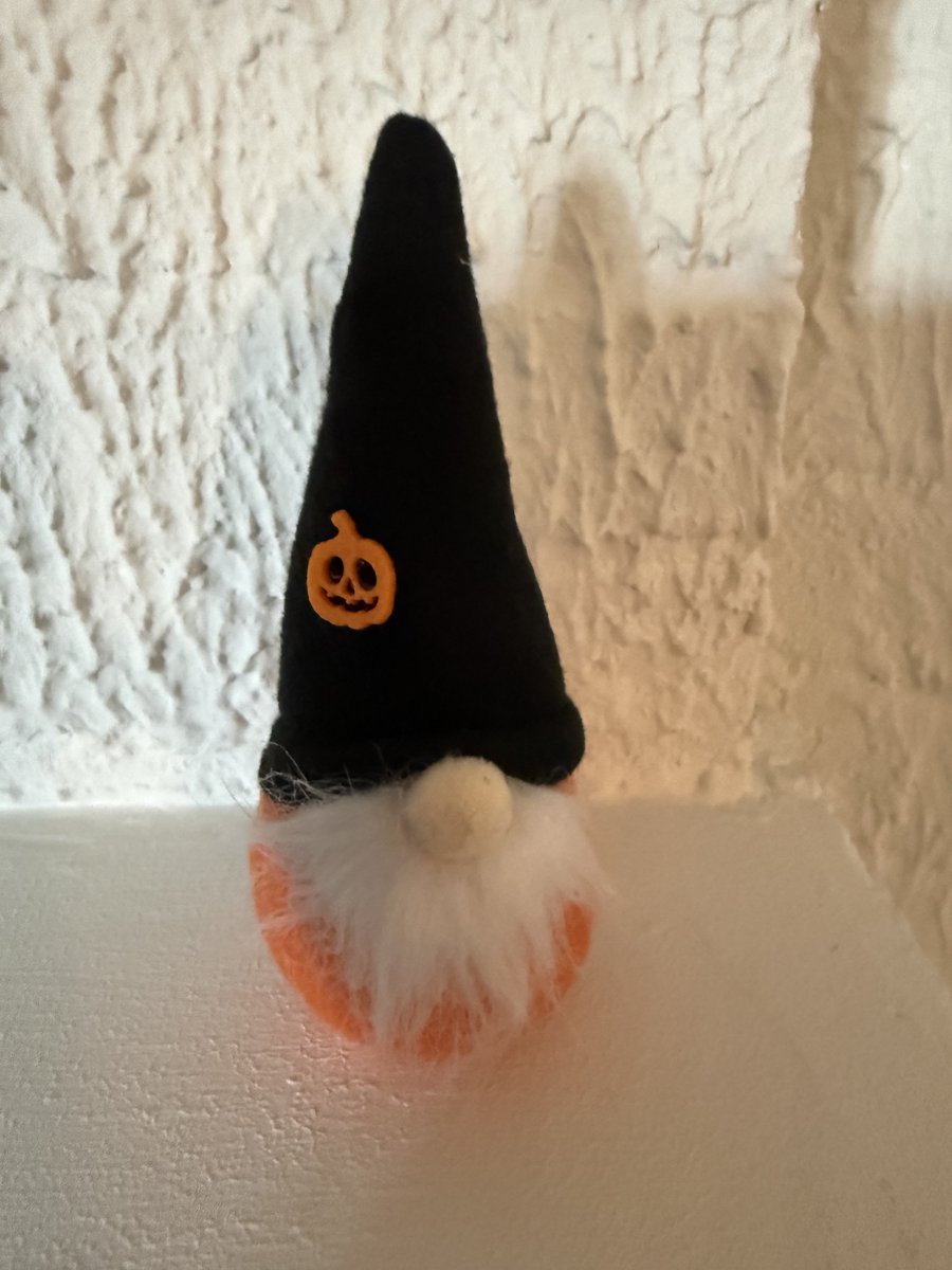 Aivan huippua, Halloween-tonttuja on ilmestynyt! Tarttui heti matkaan 🎃👻