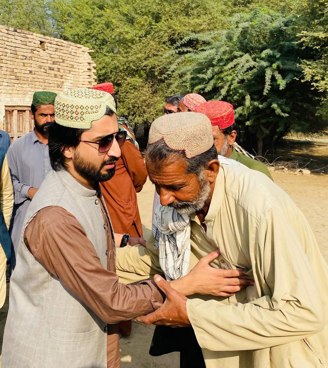 برک زُوت ئس مہروان۔۔۔!

ڈیہہ ئنا زیبائی، لُمہ نا گل و بالی تہ سوَب، مہردار آ بالاد ئتون ایڑ ئنا سیبو، سوگوّ گُشاد نا خواجہ، گواچن آ کسر نا دلیر انگا کسرشون

نے الّم بروئی ءِ۔۔۔!
#ReleaseYousafQalandrani