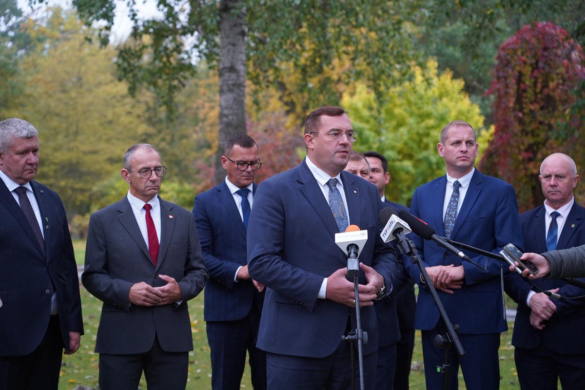 MRiRW_GOV_PL's tweet photo. 💬Od 16 października rozpoczynamy również wypłatę zaliczek w ramach płatności obszarowych, działań rolno-środowiskowych oraz #ONW. W najbliższych tygodniach do rolników popłynie 2,5 miliarda złotych – w pierwszej kolejności do tych, którzy ucierpieli najbardziej- poinformował @StefanKrajewski.